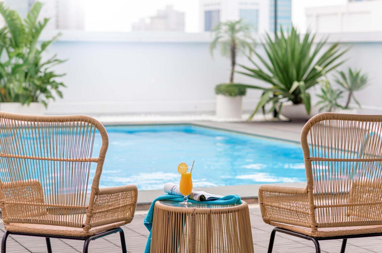 The Howard Plaza Hotel Καοσιούνγκ Εξωτερικό φωτογραφία The pool at the hotel