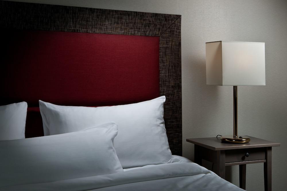 The Howard Plaza Hotel Καοσιούνγκ Εξωτερικό φωτογραφία A bed with a headboard