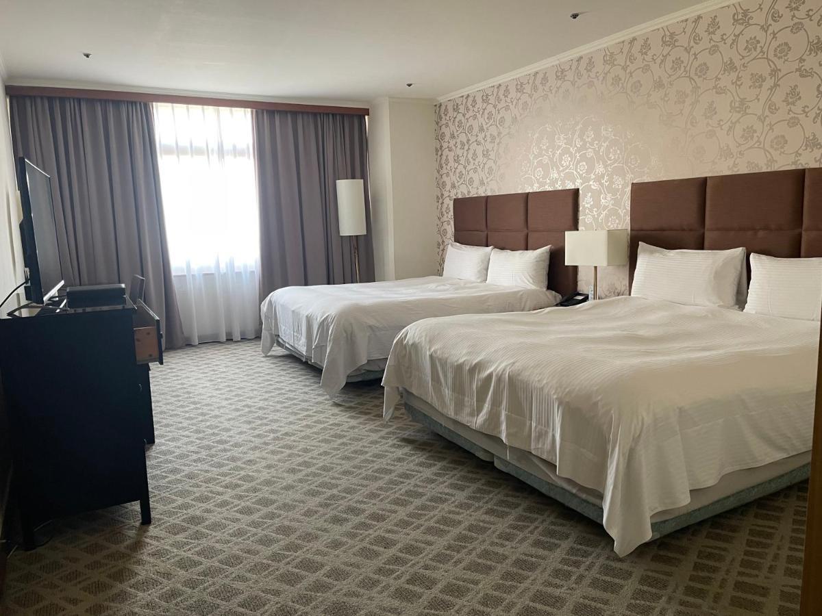 The Howard Plaza Hotel Καοσιούνγκ Εξωτερικό φωτογραφία A room at the Hilton Garden Inn in San Francisco