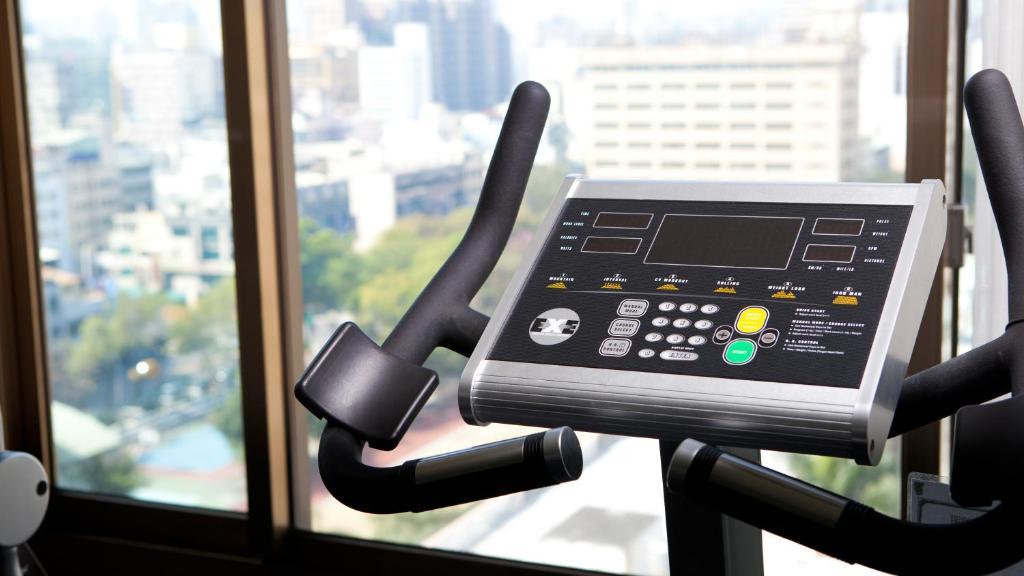 The Howard Plaza Hotel Καοσιούνγκ Εξωτερικό φωτογραφία A treadmill console