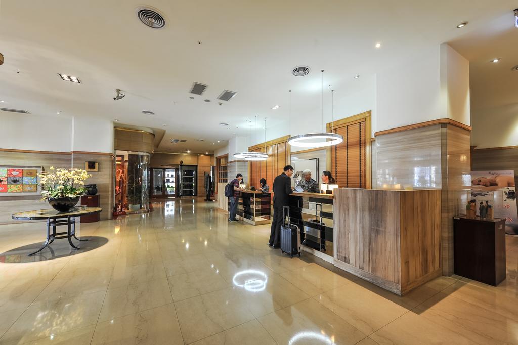 The Howard Plaza Hotel Καοσιούνγκ Εξωτερικό φωτογραφία The lobby of the hotel